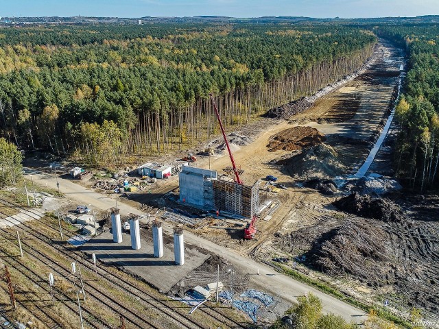 Budowa obwodnicy Zawiercia i Poręby. Stan na październik 2022. Na zdjęciach widać już części niektórych wiaduktów i kształt węzła KromołówZobacz kolejne zdjęcia. Przesuwaj zdjęcia w prawo - naciśnij strzałkę lub przycisk NASTĘPNE