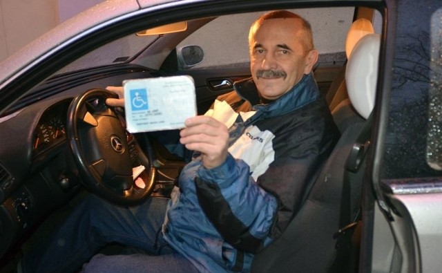 Bogdan Suchecki posiada kartę parkingową, która niedługo straci ważność. Nowej nie otrzymał, ponieważ jest zameldowany czasowo.