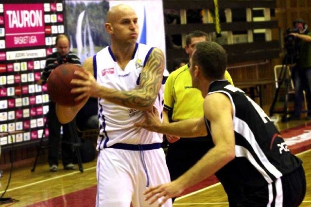 Koszykarze Jeziora Tarnobrzeg (z piłką Daniel Wall) nie popisali się w Słupsku.