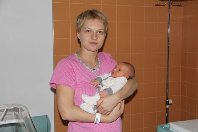 Maja Grzyb, córka Marzeny i Tomasza z Guzowatki urodziła się 3 marca. Ważyła 3480g, mierzyła 54cm. W domu czeka na nią pięcioletni braciszek Bartuś. Na zdjęciu z mamą