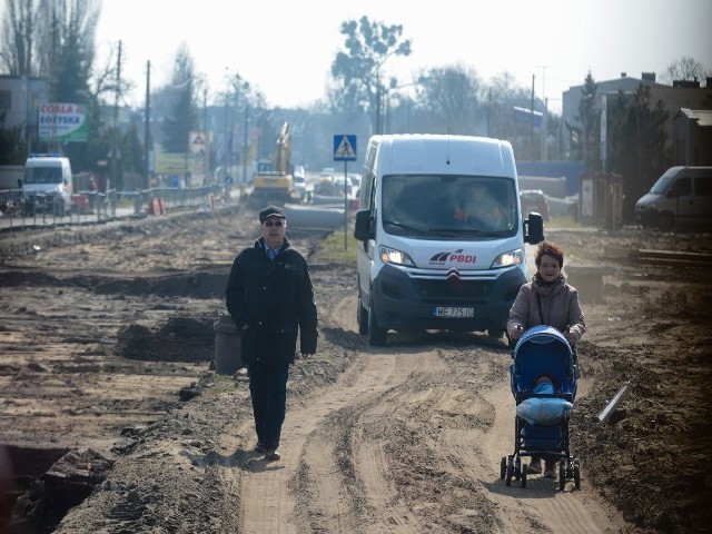 Drugi etap trasy średnicowej od Grudziądzkiej do Skłodowskiej-Curie ma być gotowy do 21 sierpnia. Na skrzyżowaniu z ul. Chrobrego (na zdj.), w tej chwili rozbierane są budynki kolidujące z arterią i  powstają kanały sanitarny i deszczowy
