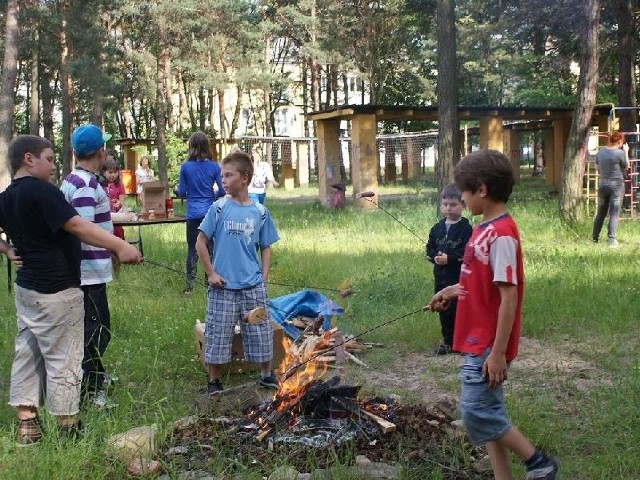 Podczas zabawy przy Placu Wolności w Stąporkowie dzieci piekły kiełbaski przy ognisku.