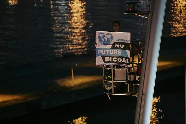 Greenpeace zablokował transport węgla płynący do Gdańska i dźwigi w porcie. Chce zwrócić uwagę rządu na problem niszczenia klimatu