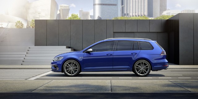 Nowy Volkswagen Golf RW odświeżonej wersji silnik 2.0 TSI rozwinie 310 KM i 400 Nm. Golf R wyposażony w skrzynię DSG z procedurą startową na przyspieszenie o 0 do 100 km/h będzie potrzebował jedynie 4,6 sekundy. Nigdy wcześniej seryjnie produkowany Golf nie jeździł tak żwawo.fot. Volkswagen