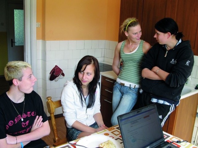 - Tutaj jest zdecydowanie ciszej i spokojniej niż w ośrodku - mówią Sylwia (od lewej), Jowita, Małgorzata i Monika