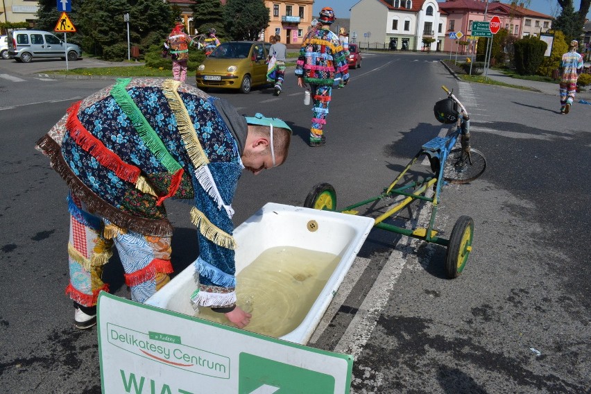 Wilamowskie śmiergusty 2014, czyli leją od samego rana