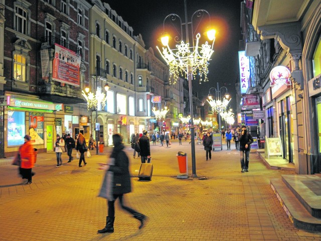 Tak wygląda katowicka ulica Stawowa w przedświątecznej oprawie. Podoba się? Zdania są podzielone, ale warto wiedzieć, że tegoroczna dodatkowa iluminacja stolicy regionu kosztuje prawie milion złotych