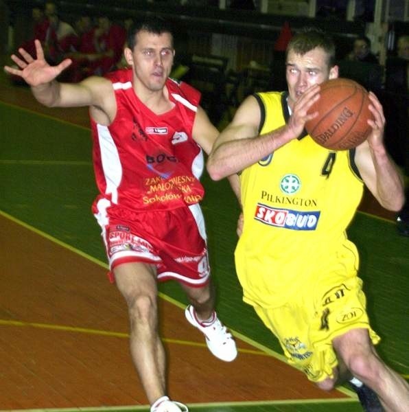Koszykarze Siarki Tarnobrzeg (z piłką Łukasz Grzegorzewski) zawiedli swych kibiców, przegrywając we własnej hali z Resovią Rzeszów.