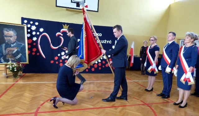 Wójt Opatowca, Sławomir Kowalczyk, przekazał nowy sztandar dyrektor Szkoły Podstawowej Elżbiecie Szczęsnej-Kusak.
