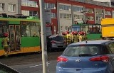 Wypadek na ul. Starołęckiej w Poznaniu. Samochód osobowy zderzył się z tramwajem