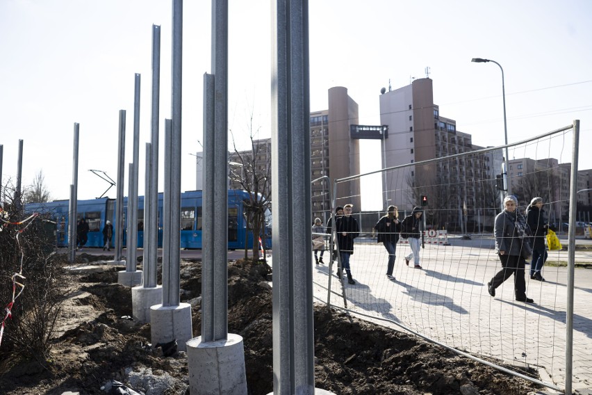Kraków. Wybudowali mieszkańcom betonowy mur przed oknami. Wielkie kontrowersje wokół budowy linii tramwajowej do Górki Narodowej