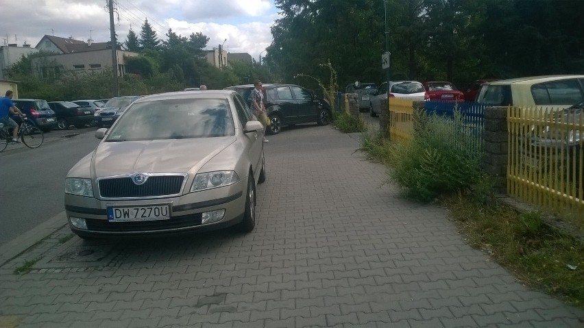 W rejonie ulicy Borowskiej kierowcy parkują gdzie popadnie