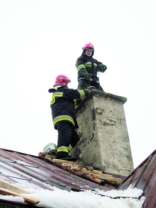 Każdego roku podczas sezonu grzewczego strażacy usuwają skutki pożarów sadzy w przydomowych kominach