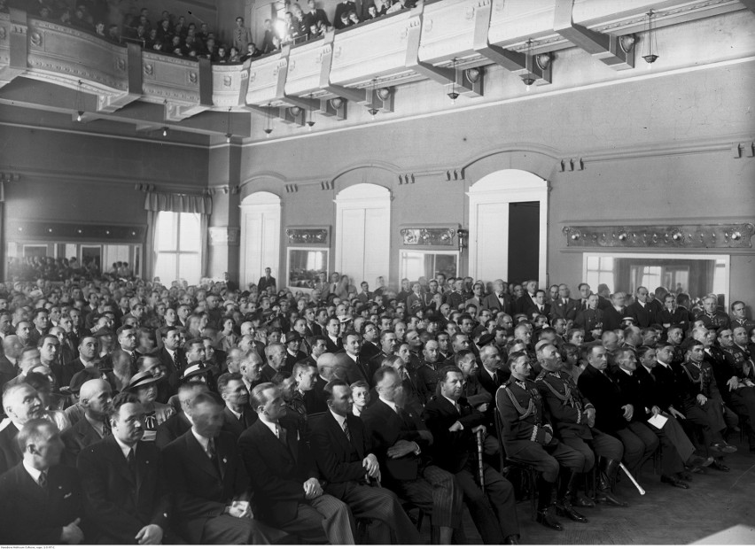 Jubileuszowe obchody w 1937 r. w Teatrze Starym. 9. od lewej...