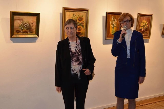 Postać Danuty Fundowicz - z lewej  przybliżyła  Anna Skubisz &#8211; Szymanowska, dyrektor biblioteki.