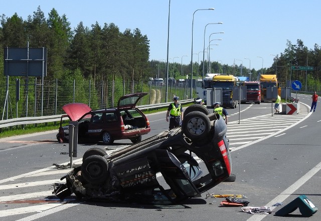 Wypadek pod Świętą Wodą na obwodnicy Wasilkowa. W wyniku zderzenia forda i fiata jedno z aut dachowało. Dwie osoby trafiły do szpitala.