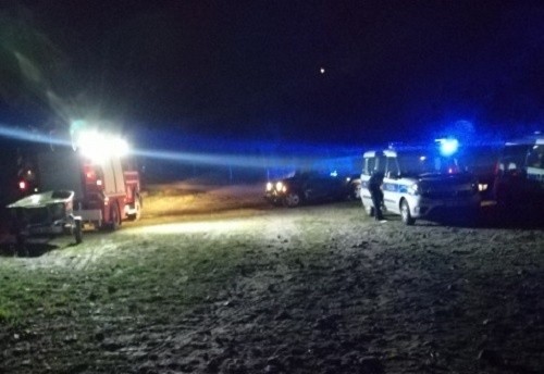 Nocna akcja strażaków na Narwi po wywróceniu się łodzi z pięcioma osobami [ZDJĘCIA, WIDEO]