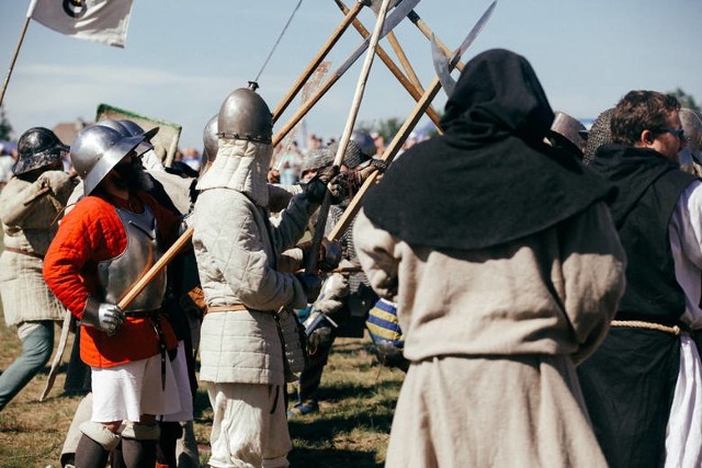 Jubileuszowy jarmark cysterki rozpoczął się w Tuszynach w sobotę. Rozstawiono stoiska i namioty rycerstwa, kół gospodyń wiejskich z jadłem i stosika z dawnym rzemiosłem. >> Najświeższe informacje z regionu, zdjęcia, wideo tylko na www.pomorska.pl 