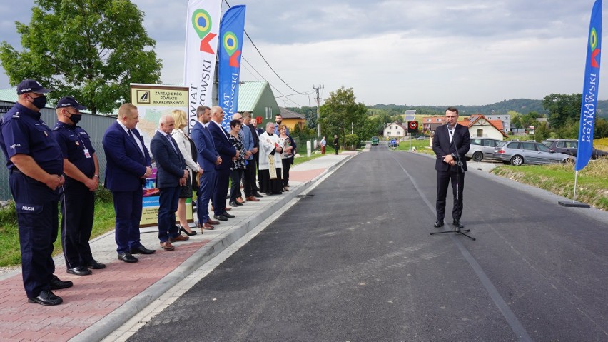 Zmodernizowana droga powiatowa w gminie Wielka Wieś. Wymienili nawierzchnię, wybudowali chodnik i oświetlenie