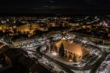 Staszów w świątecznym stroju. Iluminacje i śnieg sprawiły, że jest pięknie. Zobaczcie zdjęcia z drona