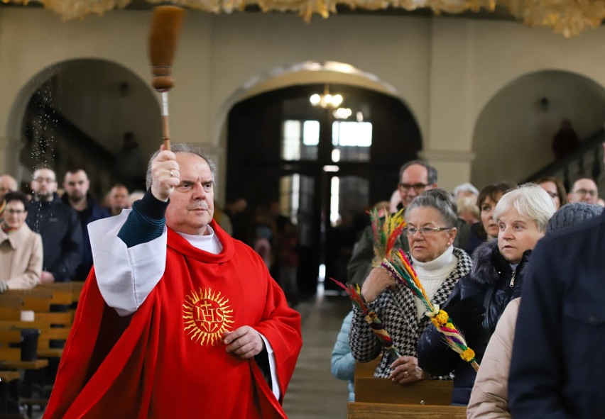 Toruń. Niedziela Palmowa 2022. Święcenie palm w kościele ojców Jezuitów ZDJĘCIA