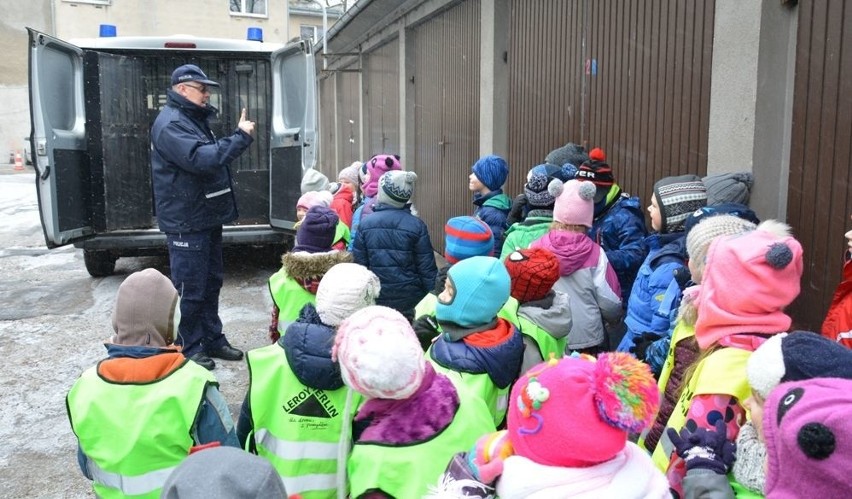 Maluchy z opolskiego przedszkola odwiedziły policjantów....