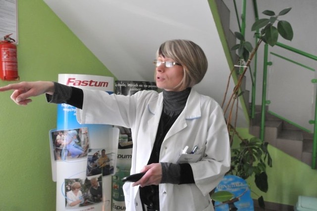 Starsza pielęgniarka Małgorzata Tomczyk demonstruje, w którym miejscu w ośrodku zdrowia zostanie dobudowana winda dla niepełnosprawnych