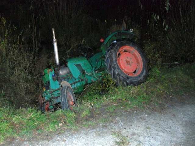 W czwartek w nocy, policjanci ze Stalowej Woli otrzymali zgłoszenie, że kierujący ciągnikiem po drodze wojewódzkiej nr 855 zjechał do rowu, gdzie pojazd przewrócił się i zatrzymał w wodzie. Kiedy policjanci przyjechali na miejsce zdarzenia strażacy ochotnicy postawili już ciągnik na koła. Funkcjonariusze ustalili, że na miejscu jest właściciel pojazdu, 28-letni mieszkaniec gminy Zaklików. Mundurowym powiedział, że on nie kierował ciągnikiem. Od mężczyzny czuć było alkohol, miał też ranę na czole. Przeprowadzone badanie wykazało u 28-latka 2,39 promila alkoholu w organizmie. Zobacz także: W Wapowcach niedaleko Przemyśla 27-letni kierowca fiata stilo wypadł z drogi