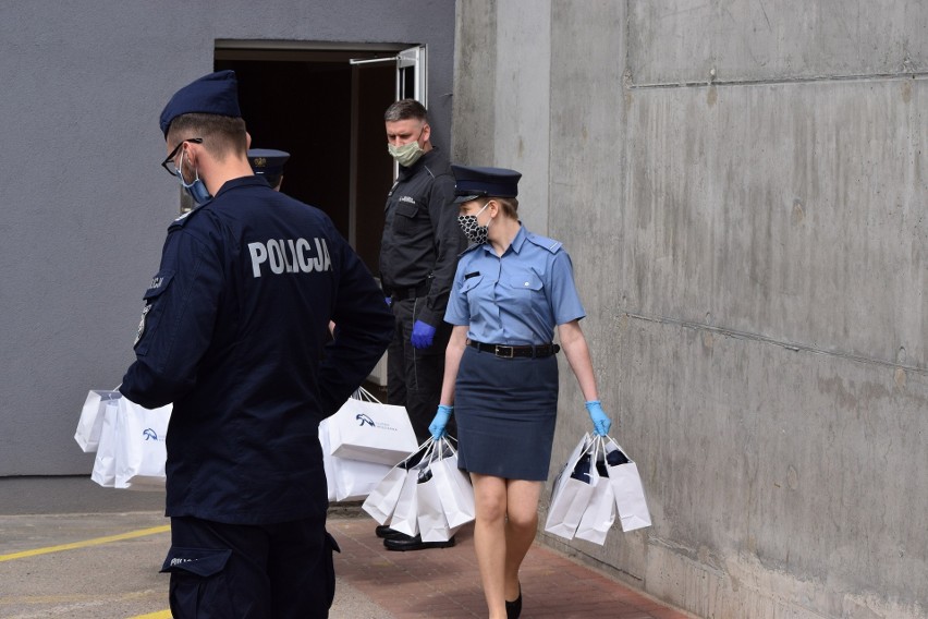 Koronawirus. W czasie pandemii podlascy więźniowie pomagają... policji. Uszyli im maski ochronne (zdjęcia)