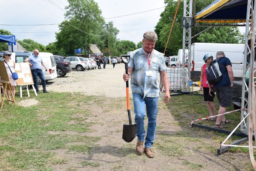 Niezwykłe poszukiwania agatów w Rudnie. 300 osób przekopywało pola i kruszyło wulkaniczne skały