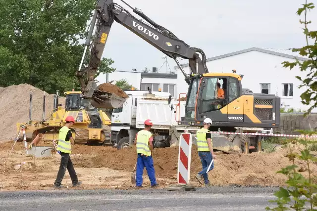 12 lipca rozpoczęły się roboty drogowe związane z budową ronda na skrzyżowaniu ulic Łużyckiej i Słowiańskiej, w pobliżu galerii Hosso, w Świebodzinie. Są one pierwszym etapem budowy południowo-zachodniej obwodnicy miasta. Zakończenie prac planowane jest na koniec tego roku. Zobacz w galerii, jak idzie budowa!WIDEO: Mężczyzna poszukiwany przez Interpol zatrzymany w Świebodzinie. Zabił człowieka