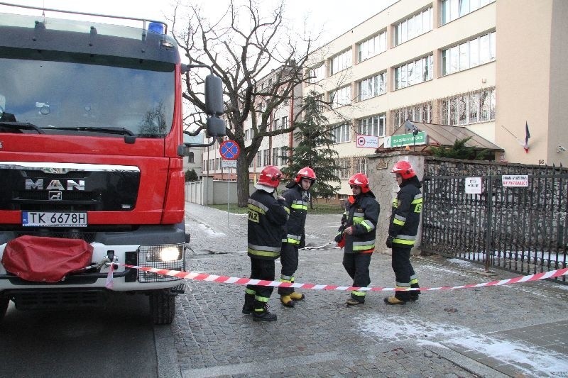 Strażacy zabezpieczają siedzibę Izby Celnej w Kielcach....