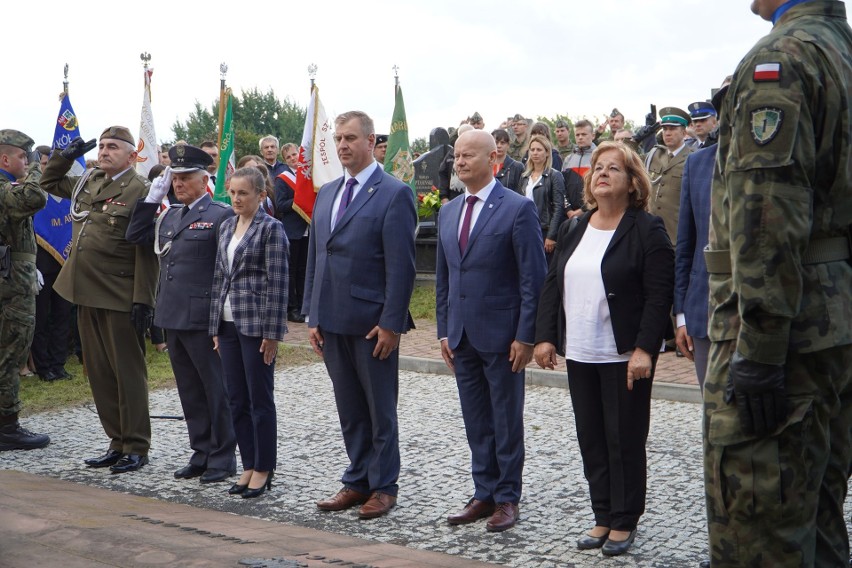 Władze Grójca i powiatu odwiedziły pomnik oraz grób dawnego burmistrza Warki, Tadeusza Olszewskiego