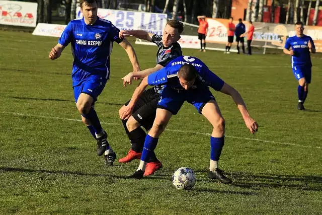 W ostatnim, IV-ligowym meczu piłkarze Ilanki Rzepin (niebieskie stroje) pokonali na wyjeździe Celulozę Kostrzyn nad Odrą aż 5:1.