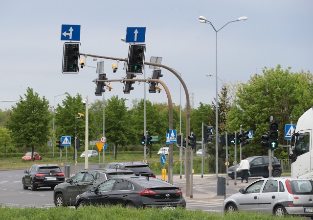 System został włączony 25 stycznia. Po miesiącu znamy już pierwsze dane o jego skuteczności. - Urządzenie RedLight na skrzyżowaniu w Szczecinie zarejestrowało dotychczas 169 wykroczeń niestosowania się do czerwonego światła - podaje Główny Inspektorat Tranportu Drogowego
