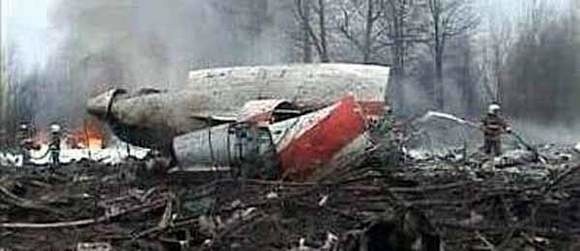 Szczątki prezydenckiego samolotu Tu-154M tuż po katastrofie