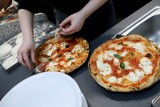 Dziś światowy dzień pizzy. Jaką zamawiamy najczęściej? [RAPORT]