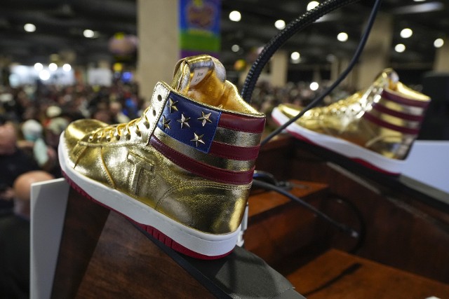 Te złote buty sprzedano za 9 tys. dolarów.