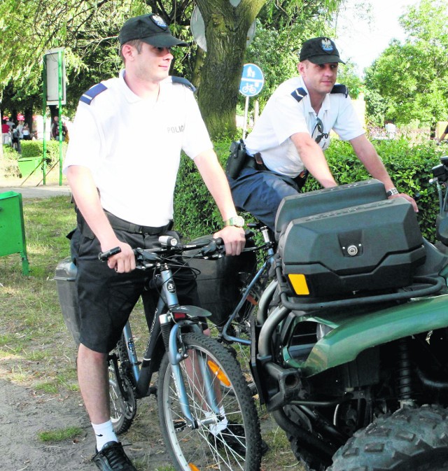 Dąbrowscy policjanci w sezonie letnim już od kilku lat patrolują dodatkowo tereny rekreacyjne w Dąbrowie Górniczej. Są m.in. nad jeziorem Pogoria (na zdjęciu), w parkach i na trasach rowerowych