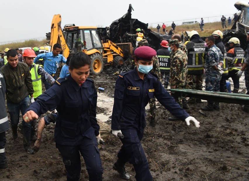 Nepal: Katastrofa samolotu w Katmandu [ZDJĘCIA] Bombardier Dash Q-400 rozbił się przy lądowaniu w stolicy Nepalu, mogło zginąć ponad 70 osób