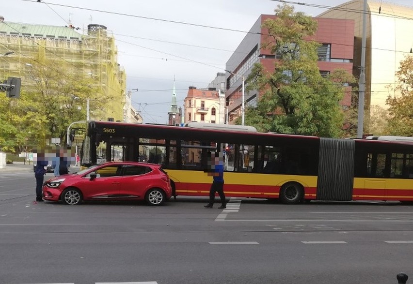 Stłuczka autobusu MPK na Podwalu. Blokuje torowisko