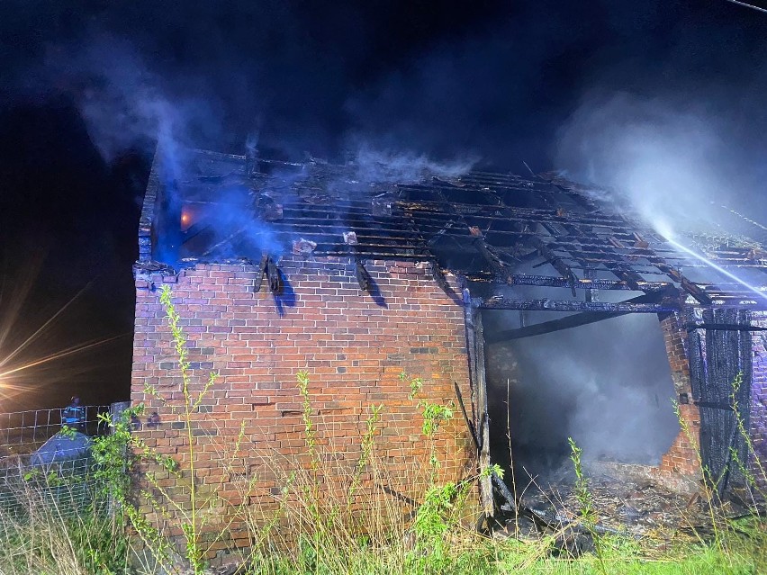 Pożar stodoły w Smogorzowie. Na miejscu zdarzenia interweniowało łącznie 5 zastępów straży pożarnej