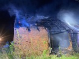 Pożar stodoły w Smogorzowie. Na miejscu zdarzenia interweniowało łącznie 5 zastępów straży pożarnej