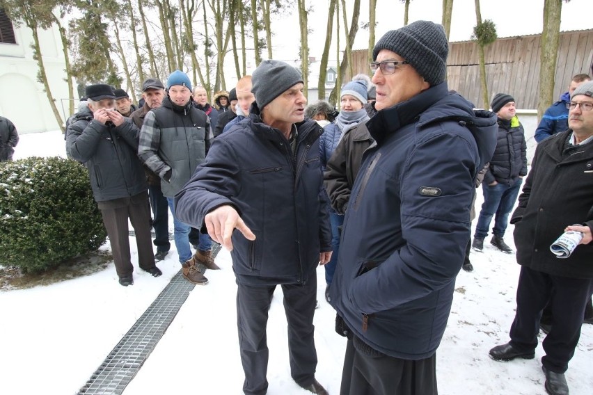 Wielka awantura w Węgleszynie. Spór parafian o proboszcza. Kuria próbuje mediacji [ZDJĘCIA]