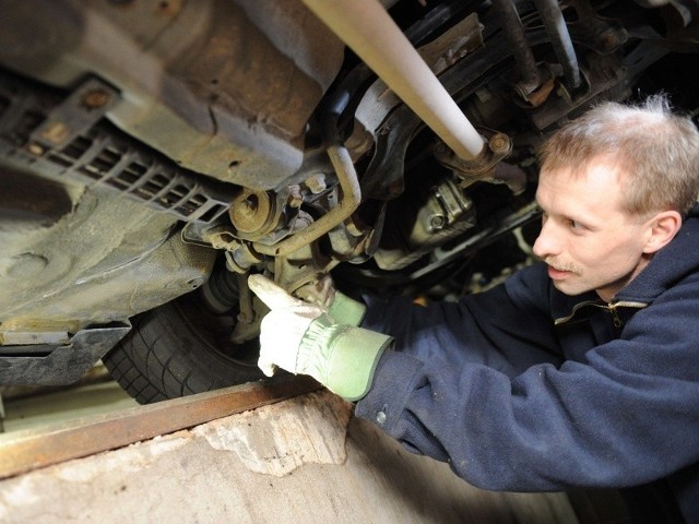 - Po każdej zimie mamy ręce pełne roboty, a większość usterek dotyczy zawieszenia, uszkodzonego  na dziurawych drogach - pokazuje Andrzej Barszczewski, mechanik samochodowy z Kędzierzyna-Koźla.