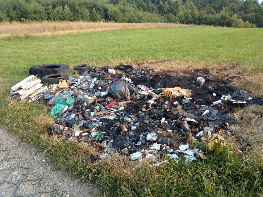 Mieszkańcy Harty w gminie Dynów zebrali śmieci z dzikiego wysypiska, a ktoś je spalił [ZDJĘCIA]