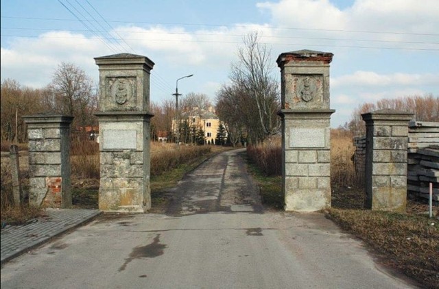 Po pięknej bramie prowadzącej do majątku rodziny Kisielnickich dziś pozostały tylko słupy