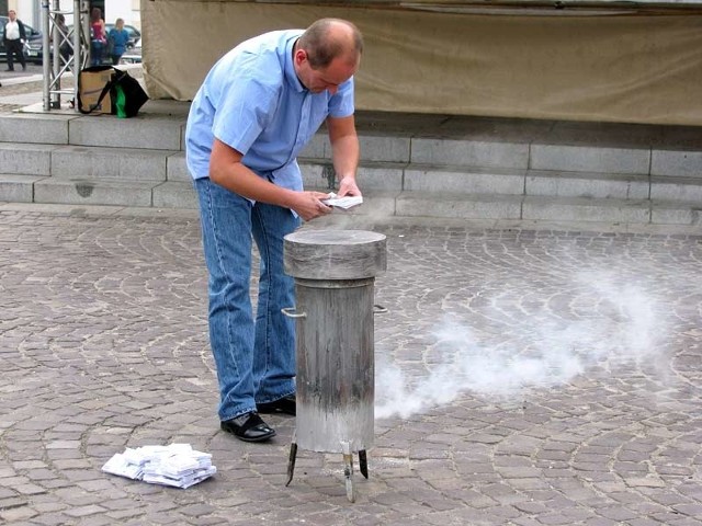 Członek Ruchu Palikota na płycie rzeszowskiego Rynku palił fałszywe banknoty stuzłotowe.