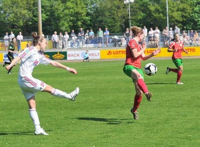 Dagmara Grad (na zdjęciu z lewej), która pochodzi z powiatu jędrzejowskiego, w zbliżającym się sezonie będzie występować 2. Bundeslidze piłki nożnej kobiet w zespole BV Cloppenburg.