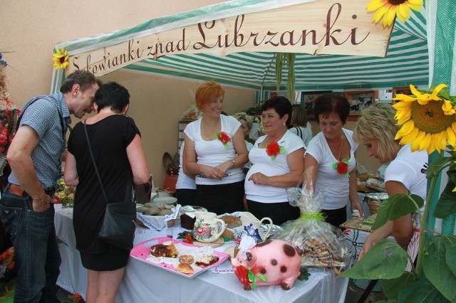 Pyszności przygotowane przez nowo powstałe Koło Gospodyń Wiejskich Sukowianki znad Lubrzanki cieszyły się wielkim powodzeniem.